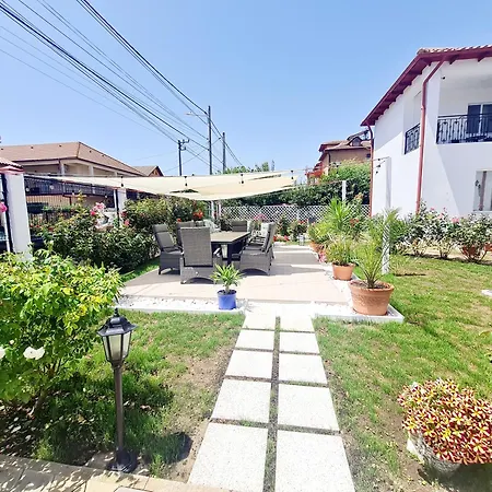 Casa Nicola 홈스테이 Două Mai